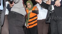 Evy Susanti keluar gedung KPK ditemani kuasa hukumnya.