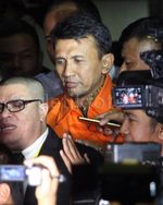 Gubernur Gatot dan Istri Ditahan KPK