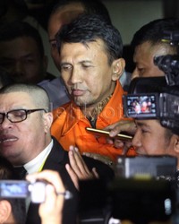 Gatot bungkam ketika keluar dan langsung masuk ke mobil tahanan.