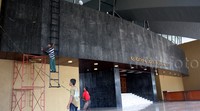 Sejumlah pekerja membersihkan gedung utama Kura-Kura DPR/MPR. Lamhot Aritonang/detikFoto.