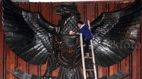 Patung Lambang Negara Burung Garuda juga dibersihkan. Lamhot Aritonang/detikFoto.