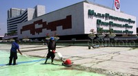 Pakerja membersihkan kolam yang berada di sekitar Gedung DPR. Lamhot Aritonang/detikFoto.