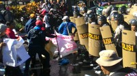 Massa terlibat saling dorong dengan polisi. Untuk mengurasi konsentrasi massa, polisi menyemprotkan air dari satu unit water canon yang stand by. Massa pun akhirnya bubar dan situasi dapat dikendalikan.