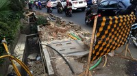 Pedestrian atau trotoar mulai dari Gedung Graha Saptaindra hingga Mal Citos nampak berantakan. Tempat pejalan kaki itu berantakan.