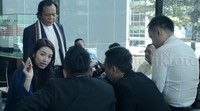 Velove berbincang dengan kuasa hukum OC Kaligis.