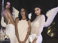 Suasana Pemakaman Putri Whitney Houston, Kendall dan Kylie Cantik Jadi Malaikat