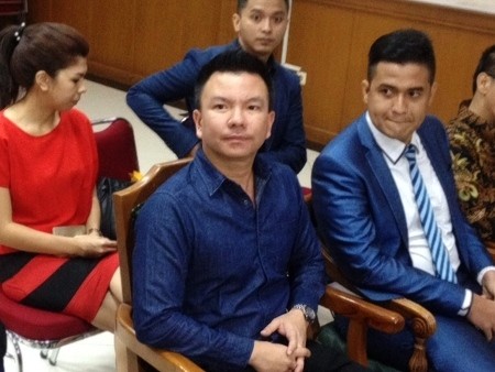 Emilia Contessa Setia Temani Denada di Sidang Cerai