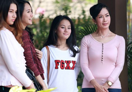 Melihat Kembali Peran Aneh Dinda Hauw dalam Film