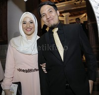 Desta hadir bersama sang istri, Natasha Rizki. Pool/Palevi S/detikFoto.