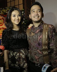 Mereka tampak serasi dalam balutan busana batik. Pool/Palevi S/detikFoto.