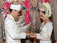 Gina memasangkan cincin di jari manis Kinos yang kini telah menjadi suaminya. Pool/Gus Mun/detikFoto.