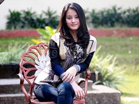 Dinda Hauw berkecimpung di dunia sinetron sejak dirinya duduk di bangku Sekolah Dasar.