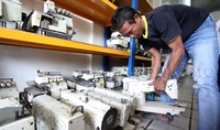 Perkasanya dolar AS, pedagang menyiasati dengan disewakannya mesin jahit kepada industri garmen.