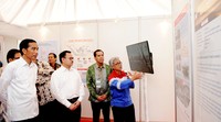 Presiden Jokowi mendapat penjelasan dari Direktur Utama Pertamina Dwi Soetjipto. Rusman/Setpres/detikFoto.