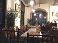 Berlokasi di Colony 6 Kemang, Lumpang Emas memiliki sentuhan interior Eropa klasik. Tampak pada pemakaian chandelier dan jendela yang besar.
