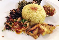 Nasi Umara seharusnya berisi nasi daun jeruk dengan berbagai lauk pelengkap. Karena habis, nasi kuning menggantikan irisan daun jeruk. Nasi dilengkapi ayam singgang, lidah cabe ijo, paru asam manis, telur seset, sayur daun singkong, dan sambal matah. Komplet dan sedap!