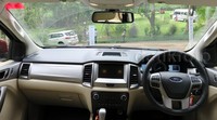 Kabin yang lapang, terasa begitu tenang karena suara-suara di luar diredam sistem yang disebut Active Noise Cancellation.