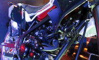 Ada tujuh poin yang diperbarui pada D-Tracker ini. Seperti concept design dengan konsep Sharp Supermotor Styling, pelek berukuran 17 inci, frame motor yang ikut diperbesar.