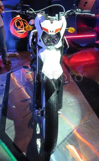 Dari sisi desain, headlamp, fuelgauge, radiator shroud dan tailgate dibuat lebih segar.