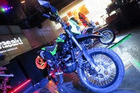 Tidak hanya itu, suspensi berupa inverted front fork, serta uni-track rear suspensi dengan single rear suspension.