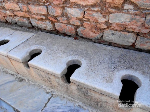 Kota Kuno Ephesus di Turki Simpan Toilet Zaman Romawi