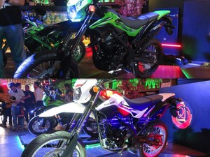 Ini Beda Kawasaki D-Tracker Special Edition dengan Varian Standar
