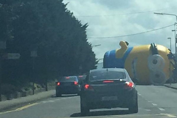 Ketika Minions Bikin Macet Jalan di Irlandia