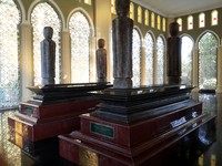 Ada pula makam Tengku Embong, ayah Tengku Agung (kanan) dan Tengku Temenggung, paman Syarif Kasim II. Ada pula makam Tengku Mansoer bin Chalid yang bergelar Panglima Raja (mangkat 1991) yaitu anak sepupu Sultan Syarif Kasim II. (Silvia/detikTravel)