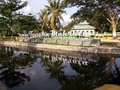 Mengunjungi Taman Kota Sekaligus Makam Kerajaan di Siak