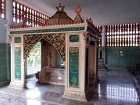 Ada banyak makam yang ada di sini antara lain makam Tengku Yuk Syarifah Arsah dan juga makam Sultan Siak XI. Yang ini, dengan cungkup, adalah makam Tengku Syarif Hasyim yang jadi Sultan Siak XI (Silvia/detikTravel)