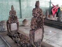 Ada dua jenis perbedaan makam yang ada di sini. Untuk makam wanita, nisannya dibuat dengan ukiran cantik. Seperti ini! (Silvia/detikTravel)