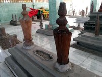 Sedangkan yang pria, makamnya dibuat polos seperti yang satu ini. Nisannya pun terbuat dari kayu yang sudah termakan umur (Silvia/detikTravel)