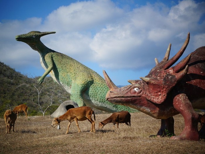 Melihat Dinosaurus Jadi-jadian di Kuba