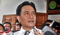 Tadi kita sudah sama-sama dengar putusan, hakim telah memutuskan bahwa pemohonan Dahlan seluruhnya dikabulkan. Penetapan oleh Kejati, selaku penyidik tidak sah. Tidak ada lagi yang bisa dilakukan Kejaksaan. Tidak ada banding, tidak ada kasasi, kata Yusril di PN Jaksel. Pool/Lamhot Aritonang/detikFoto.         