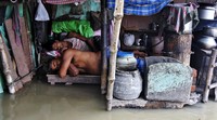Warga tidur di rumahnya yang terendam banjir. Rupak De Chowdhuri/Reuters/detikFoto.