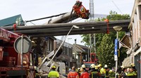 Crane ambruk menimpa rumah di tepian Sungai Rhine. Martin Sharott/Reuters/detikFoto.