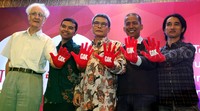 (Kiri ke kanan) Rohaniawan Romo Magnis Suseno, Koordinator ICW Adnan Topan Husodo, Plt Pimpinan KPK Johan Budi, pakar hukum tata negara Saldi Isra, dan musisi Berkah Gumulya menunjukkan sarung tangan bertuliskan GAK (Gerakan Anti Korupsi).