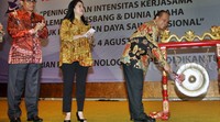 Menristek Dikti Mohammad Nasir memukul gong tanda dibukanya Rapat Koordinasi Nasional Iptek 2015. Lamhot Aritonang/detikFoto.