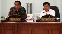 Presiden Joko Widodo (Jokowi) didampingi Wakil Presiden Jusuf Kalla memimpin sidang kabinet paripurna yang membahas Rancangan Anggaran Pendapatan dan Belanja Negara (RAPBN) Tahun Anggara 2016, di Kantor Presiden, Jakarta, Selasa (4/8) sore.