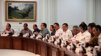 Sedangkan untuk transfer daerah dan dana yang dialokasikan untuk desa, Presiden memerintahkan kepada para Menteri agar lebih besar dibandingkan dengan belanja di kementerian/lembaga.