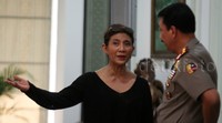 Menteri Kelautan dan Perikanan Susi Pudjiastuti dan Wakapolri Komjen Budi Gunawan berbincang sebelum rapat dimulai.