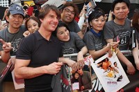 Ayah dari Suri Cruise itu pun langsung menyapa sejumlah fans dengan memberikan tanda tangan dan foto bersama. Ken Ishii/Getty Images/detikFoto.