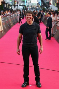 Tampil serba hitam, Tom terlihat sangat kasual. Ken Ishii/Getty Images/detikFoto.