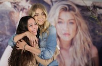 Pelukan hangat dari Gigi untuk salah satu penggemarnya di Australia. Mark Metcalfe/Getty Images/detikFoto.