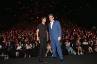Tom dan sutradara Christopher McQuarrie manfaatkan suasana meriah di dalam studio sesaat sebelum film diputar. Ken Ishii/Getty Images/detikFoto.