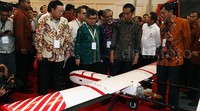 Jokowi meninjau pesawat tanpa awak yang dipamerkan di acara Temu Kreatif Nasional 2015