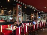 Menikmati Egg Benedict dan BBQ Beef Ribs dalam Suasana Diner Amerika