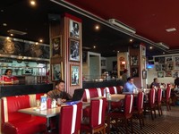 TRS Diner di Cilandak Town Square menyuguhkan konsep American diner. Selaras dengan suasana diner seperti yang ada di film-film Amerika.