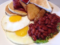 TRS Slam terdiri dari dua telur mata sapi, dua mini pancake empuk gurih, roti panggang, turkey ham, beef bacon strip, sosis, baked bean gurih manis dan hash brown.
