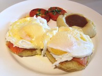 TRS Salmon Benedict yang favorit berisi dua poached eggs dengan smoked salmon yang diletakkan di atas English muffin. Guyuran saus hollandaise yang creamy gurih dituangkan ke egg benedict.